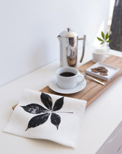 Load image into Gallery viewer, Creeper Leaf Linen Napkin in 6 different colors (Set of 4 w/bag)