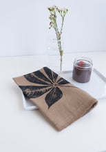 Load image into Gallery viewer, Creeper Leaf Linen Napkin in 6 different colors (Set of 4 w/bag)
