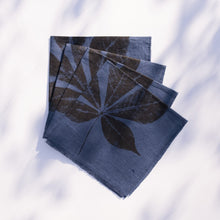 Load image into Gallery viewer, Creeper Leaf Linen Napkin in 6 different colors (Set of 4 w/bag)
